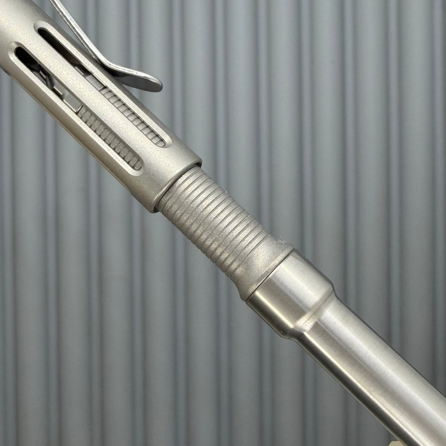 Roady / Shiny & Matte Titanium with Slot Cap and Groove Grip