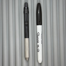 Load image into Gallery viewer, > Spoke Click Model C: Black Aluminum Barrel / Matte Titanium Knurled Grip