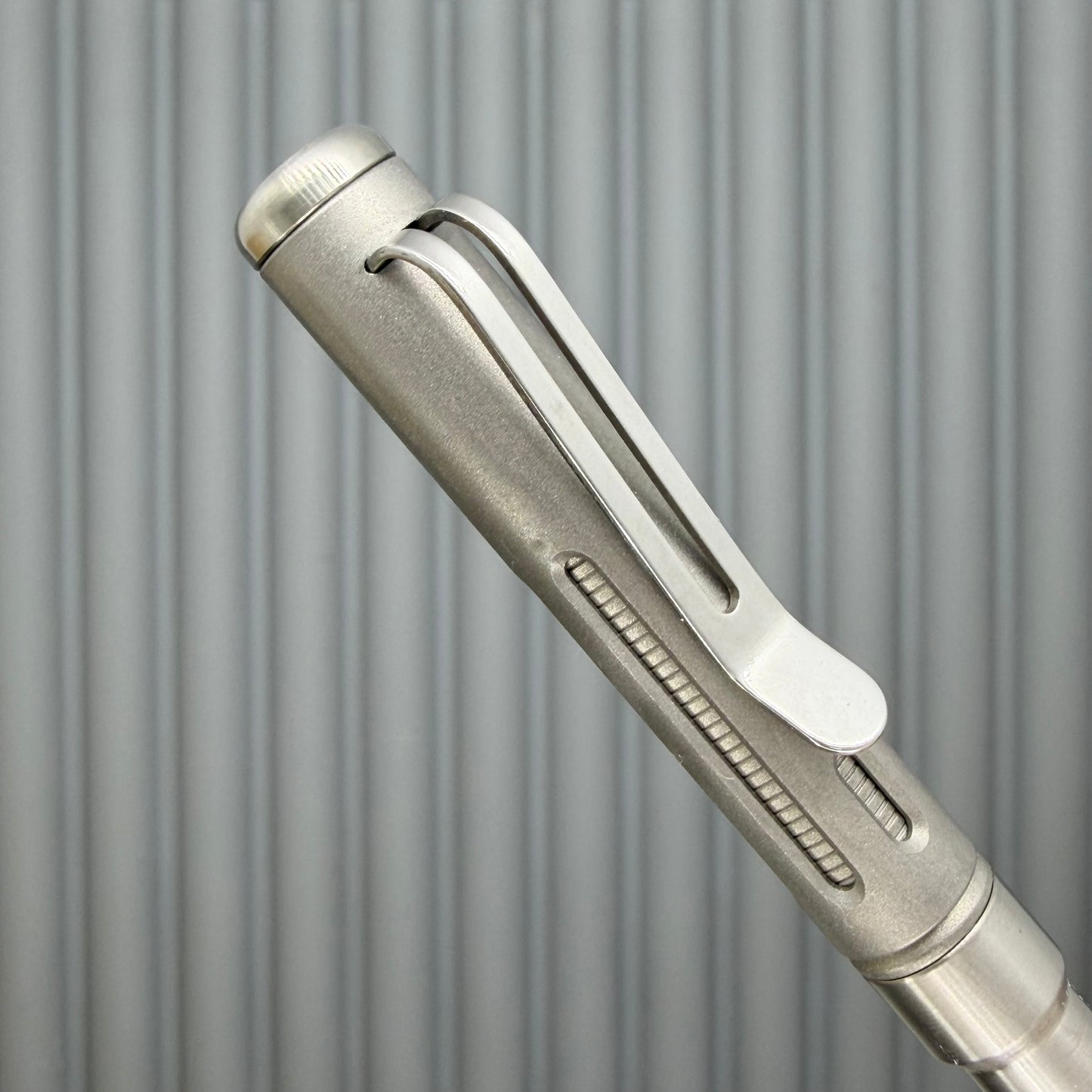 Roady  / Shiny & Matte Titanium with Slot Cap and Groove Grip