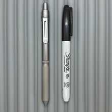 Load image into Gallery viewer, > Spoke Click Model CX: Gunmetal Ano Aluminum Barrel / Matte Titanium Flat Knurled Grip