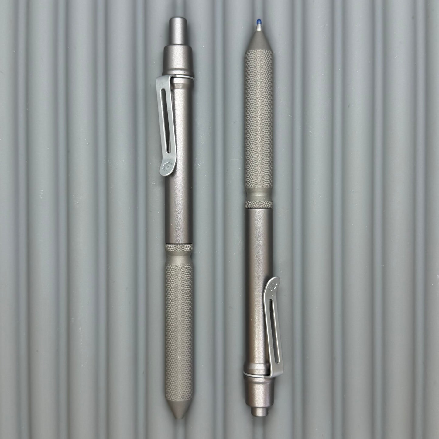 > Spoke Click Model CX: Gunmetal Ano Aluminum Barrel / Matte Titanium Flat Knurled Grip
