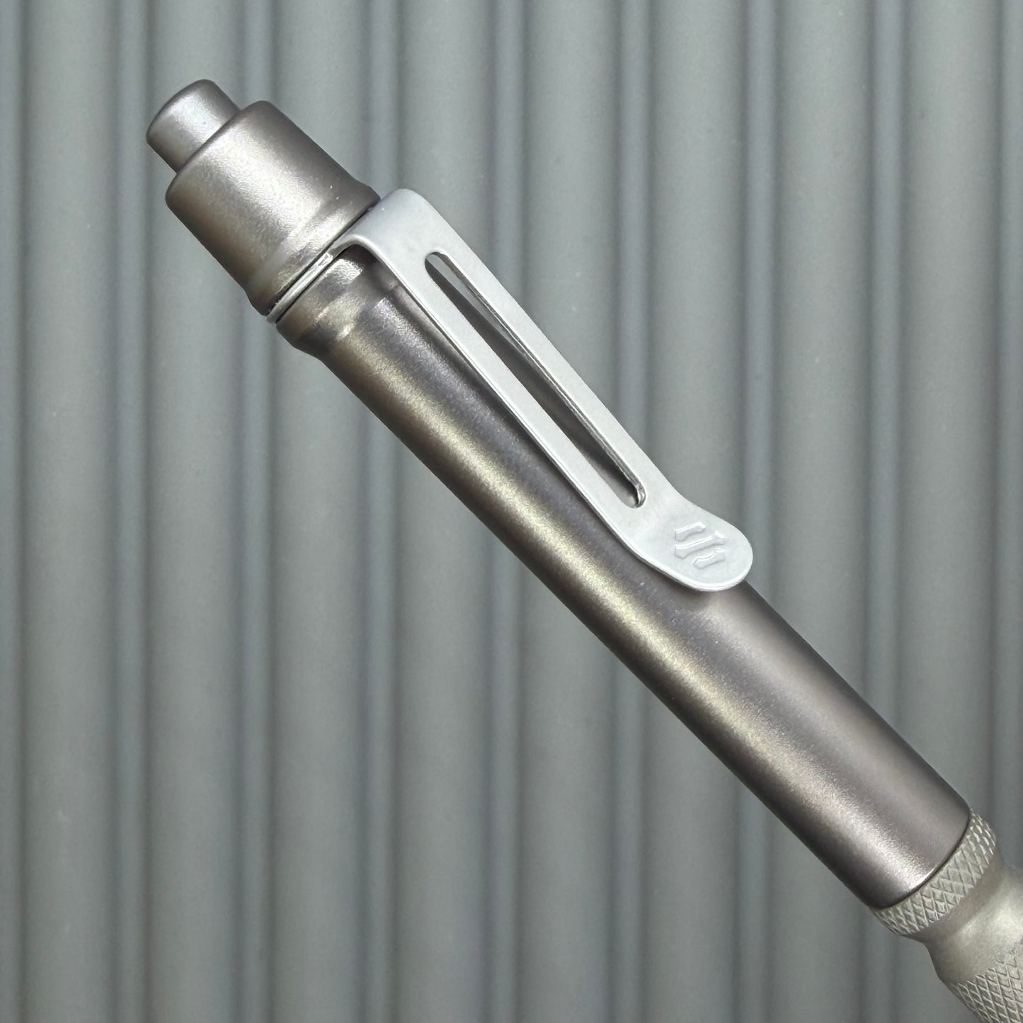 > Spoke Click Model CX: Gunmetal Ano Aluminum Barrel / Matte Titanium Flat Knurled Grip