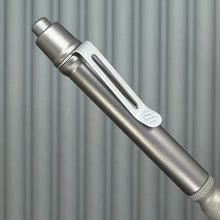 Load image into Gallery viewer, > Spoke Click Model CX: Gunmetal Ano Aluminum Barrel / Matte Titanium Flat Knurled Grip