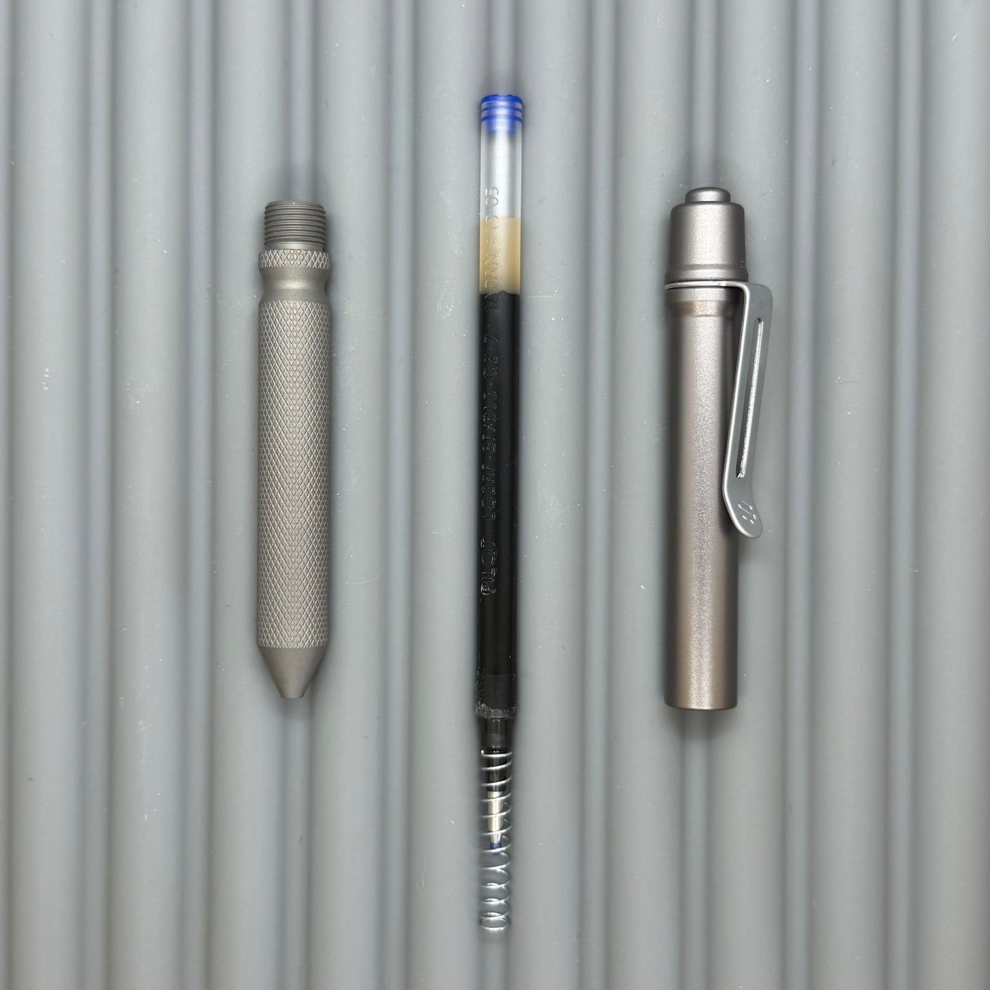 > Spoke Click Model CX: Gunmetal Ano Aluminum Barrel / Matte Titanium Flat Knurled Grip