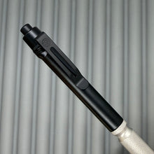 Load image into Gallery viewer, &gt; Spoke Click Model CX: Black Aluminum Barrel / Matte Titanium Knurled Grip