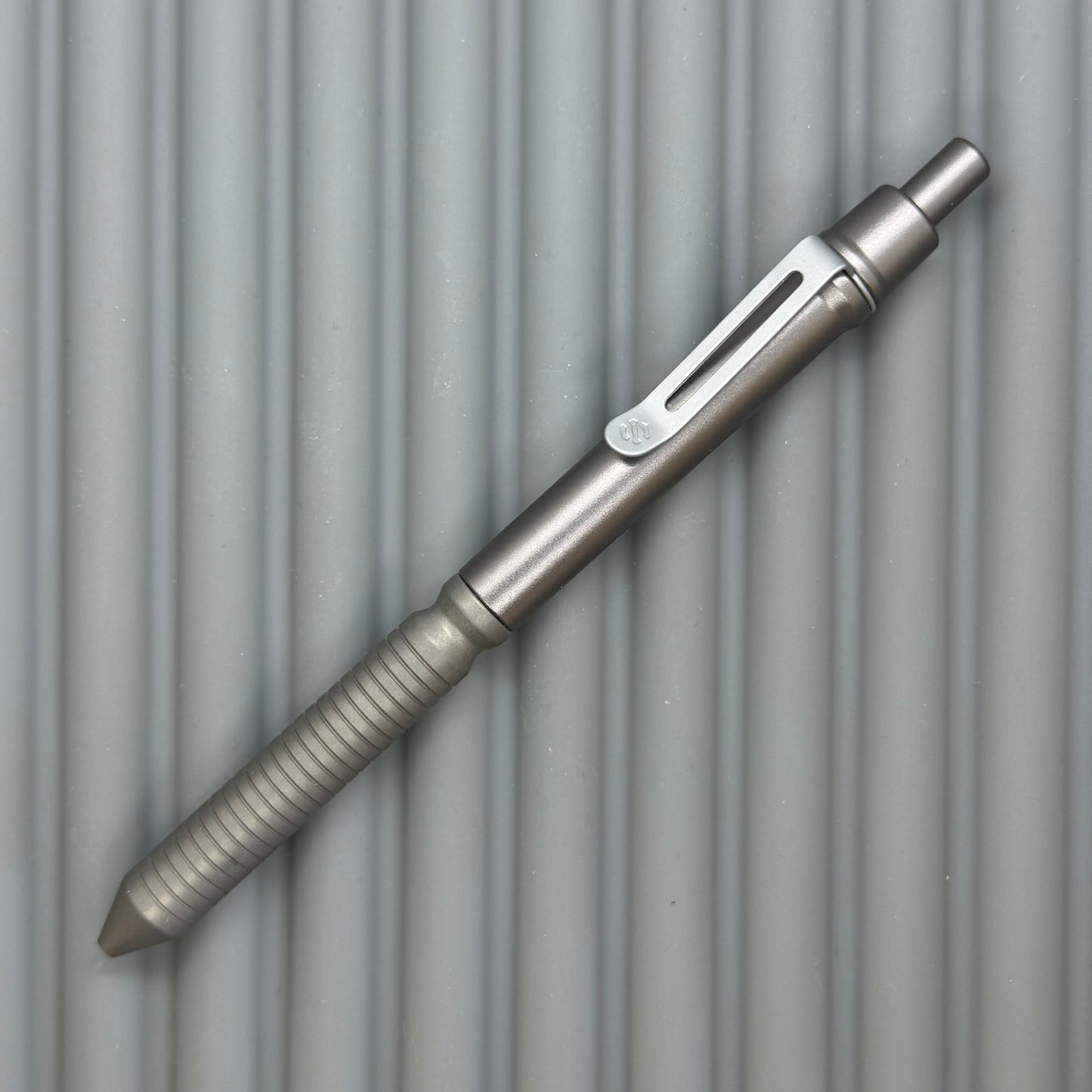 > Spoke Click Model CX: Gunmetal Ano Aluminum Barrel / Matte Titanium Grooved Grip
