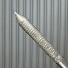 Load image into Gallery viewer, > Spoke Click Model CX: Gunmetal Ano Aluminum Barrel / Matte Titanium Grooved Grip