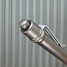 Load image into Gallery viewer, > Spoke Click Model CX: Gunmetal Ano Aluminum Barrel / Matte Titanium Grooved Grip