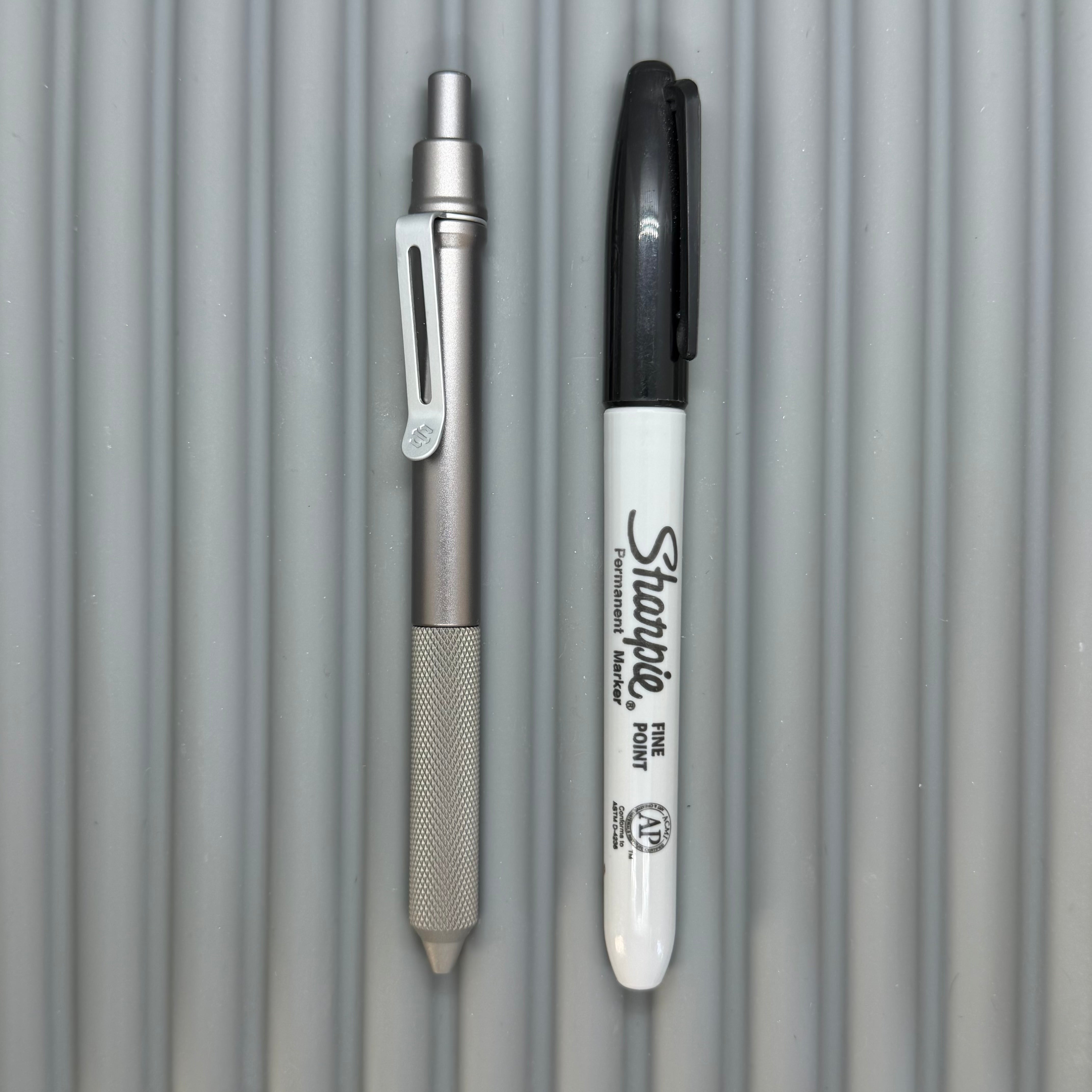 Spoke チタン　ボールペン Spoke Click Model C: Gunmetal Ano Aluminum / Matte Titanium Flat