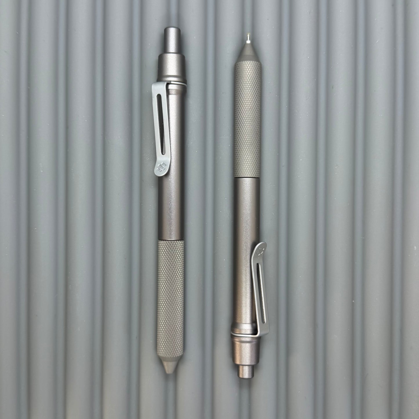 > Spoke Click Model C: Gunmetal Ano Aluminum /  Matte Titanium Flat Knurled Grip