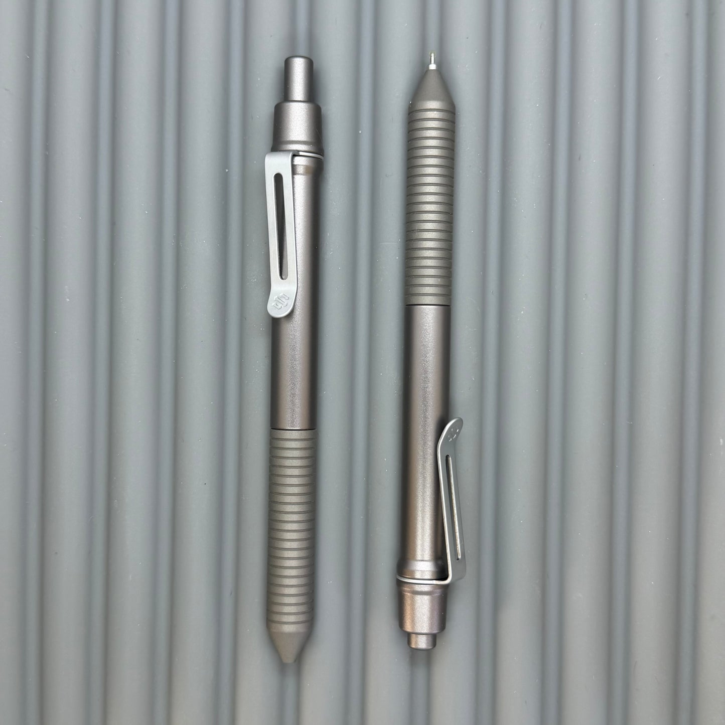 > Spoke Click Model C: Gunmetal Ano Aluminum /  Matte Titanium Grooved Grip