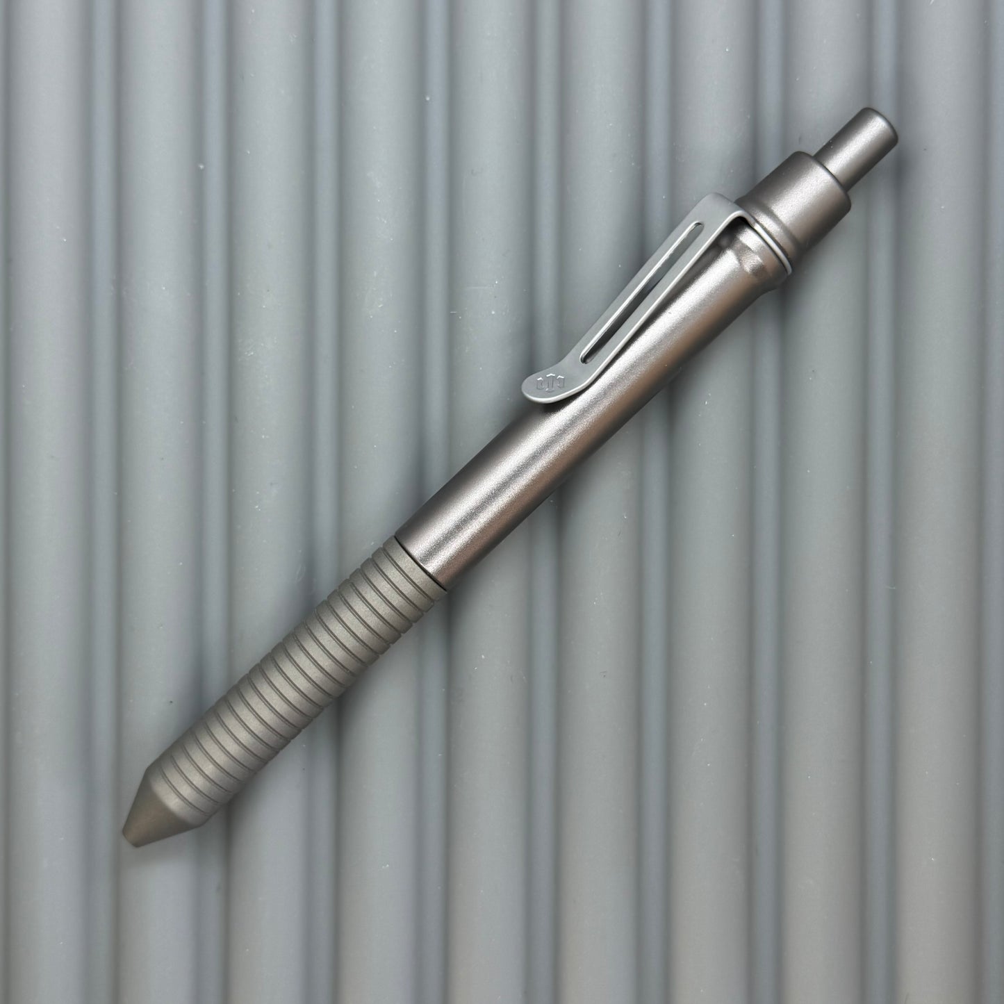 > Spoke Click Model C: Gunmetal Ano Aluminum /  Matte Titanium Grooved Grip