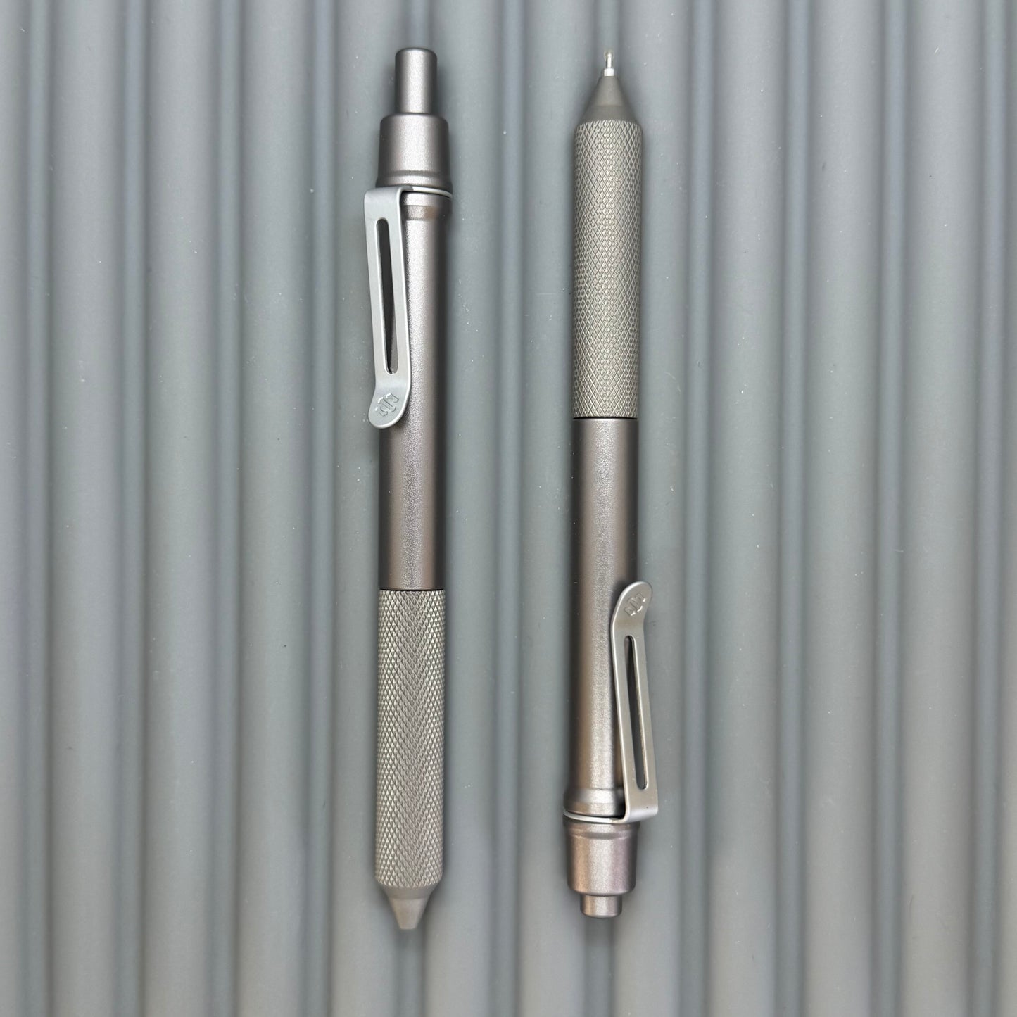 > Spoke Click Model C: Gunmetal Ano Aluminum /  Matte Titanium PEAK Knurled Grip