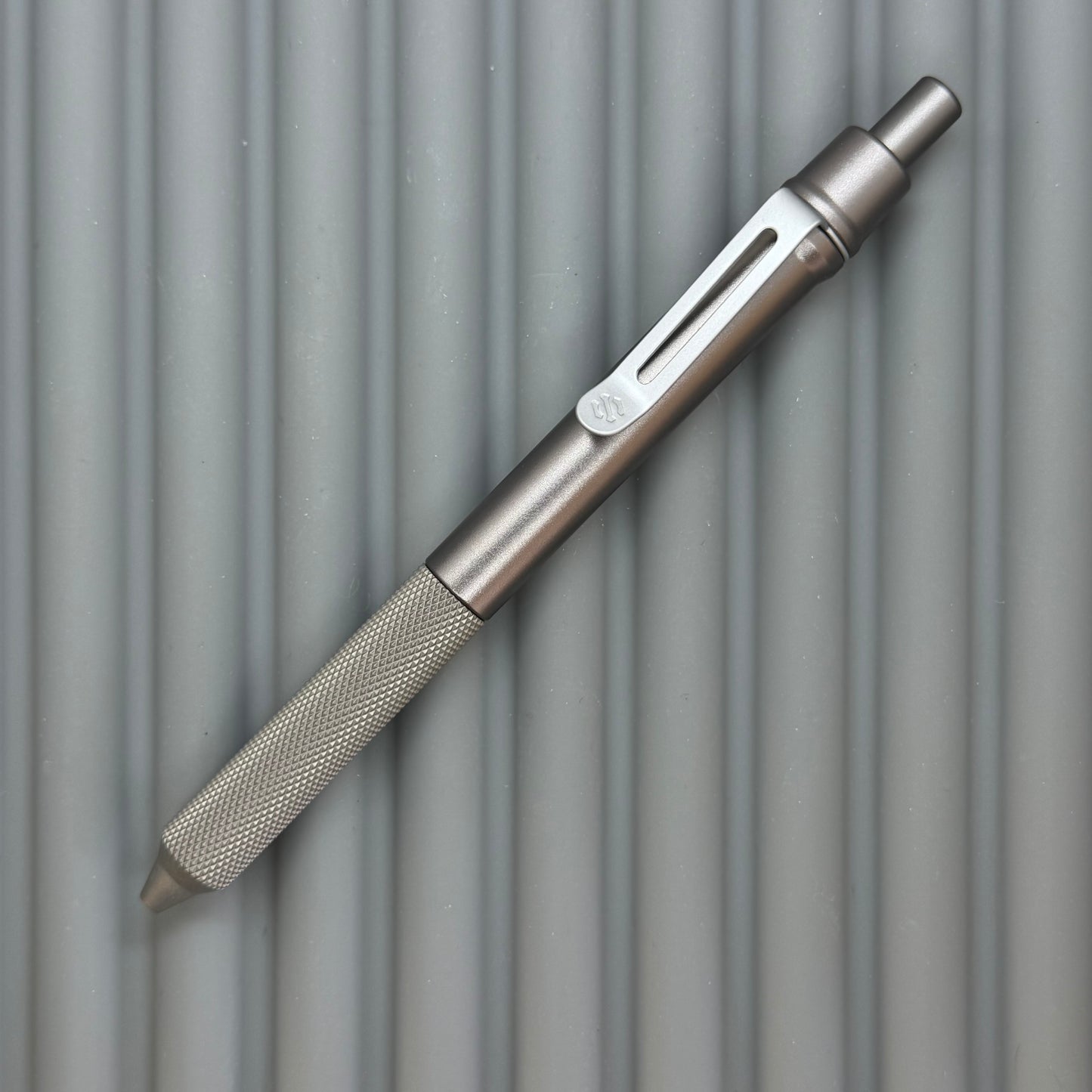 > Spoke Click Model C: Gunmetal Ano Aluminum /  Matte Titanium PEAK Knurled Grip
