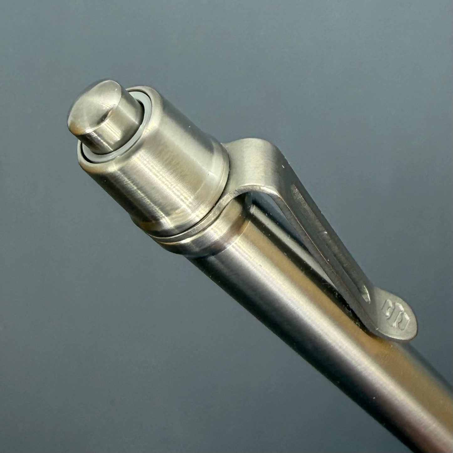 > Spoke Click Model C: Shiny Titanium / Grooved Grip