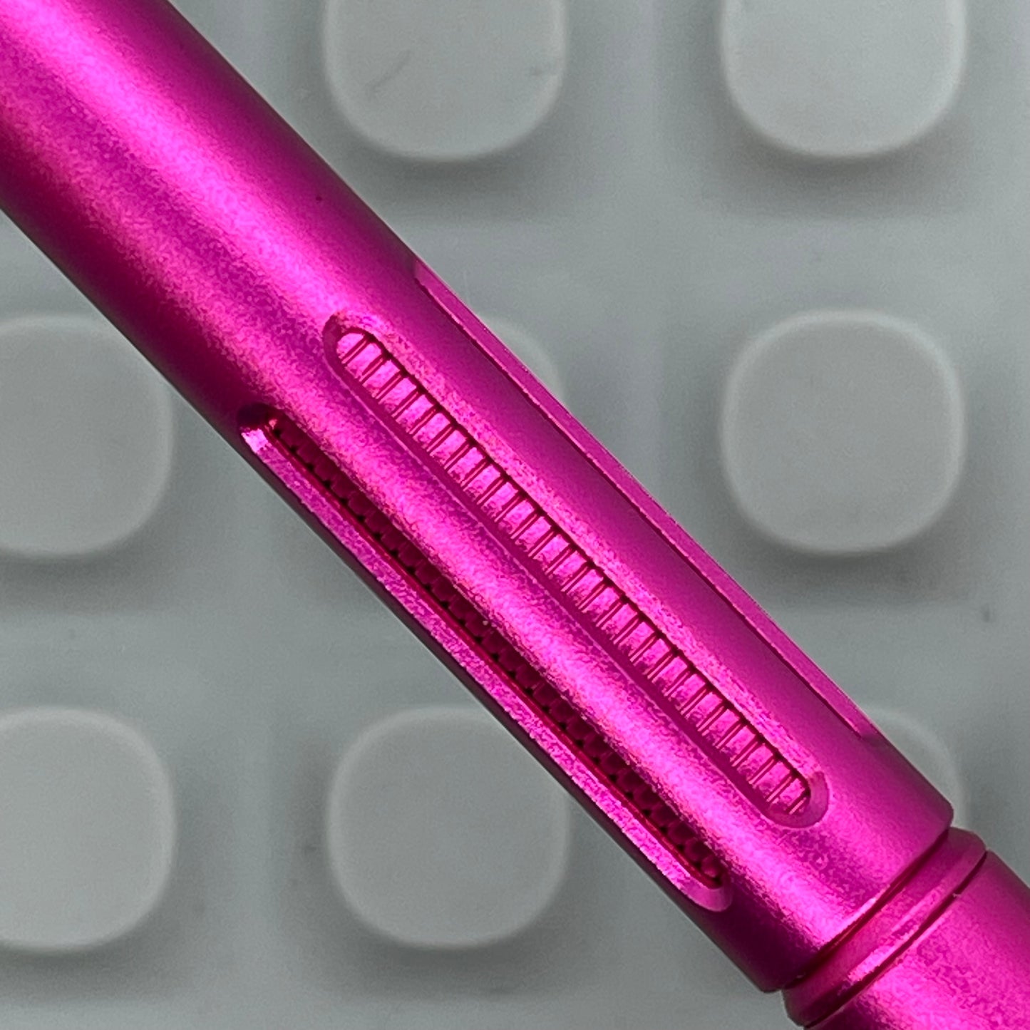 Roady / Slot Hot Pink (Shiny Nickel Clip)