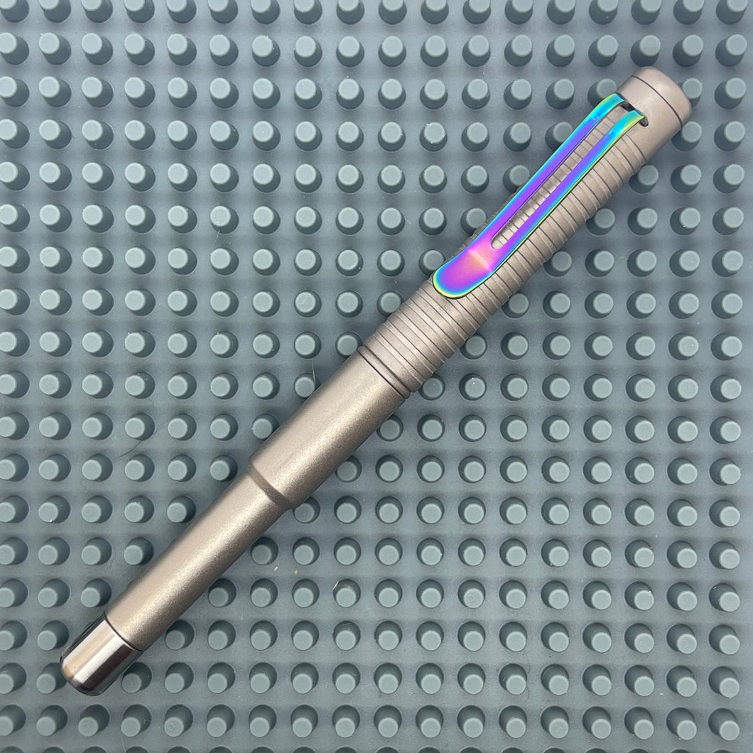 Roady XL / Sandblasted Titanium - Knurled Grip, Grooved Cap with Rainbow Clip