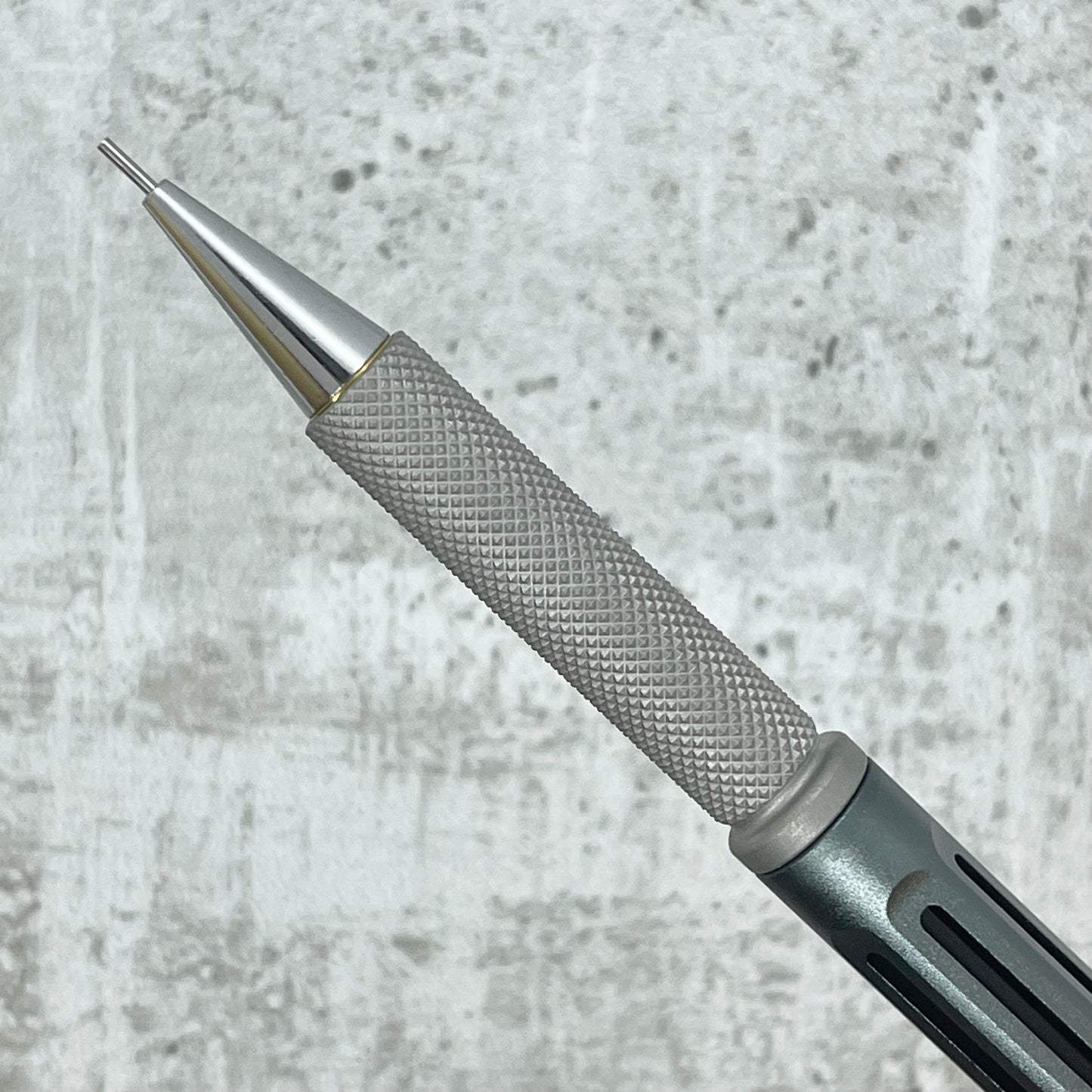 Model 4 / Knurled Grip, Matte Titanium