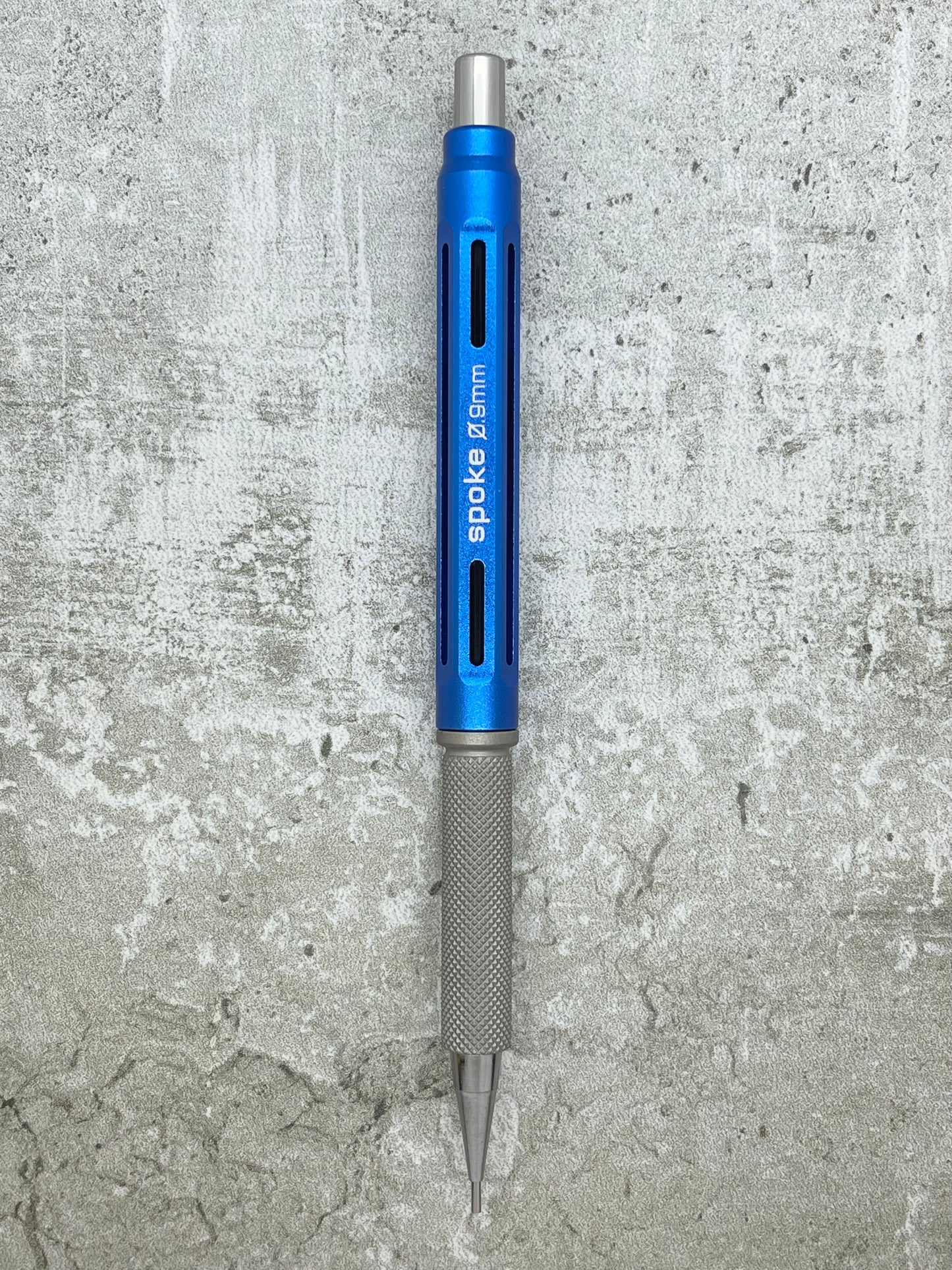 Model 4 / Knurled Grip, Matte Titanium