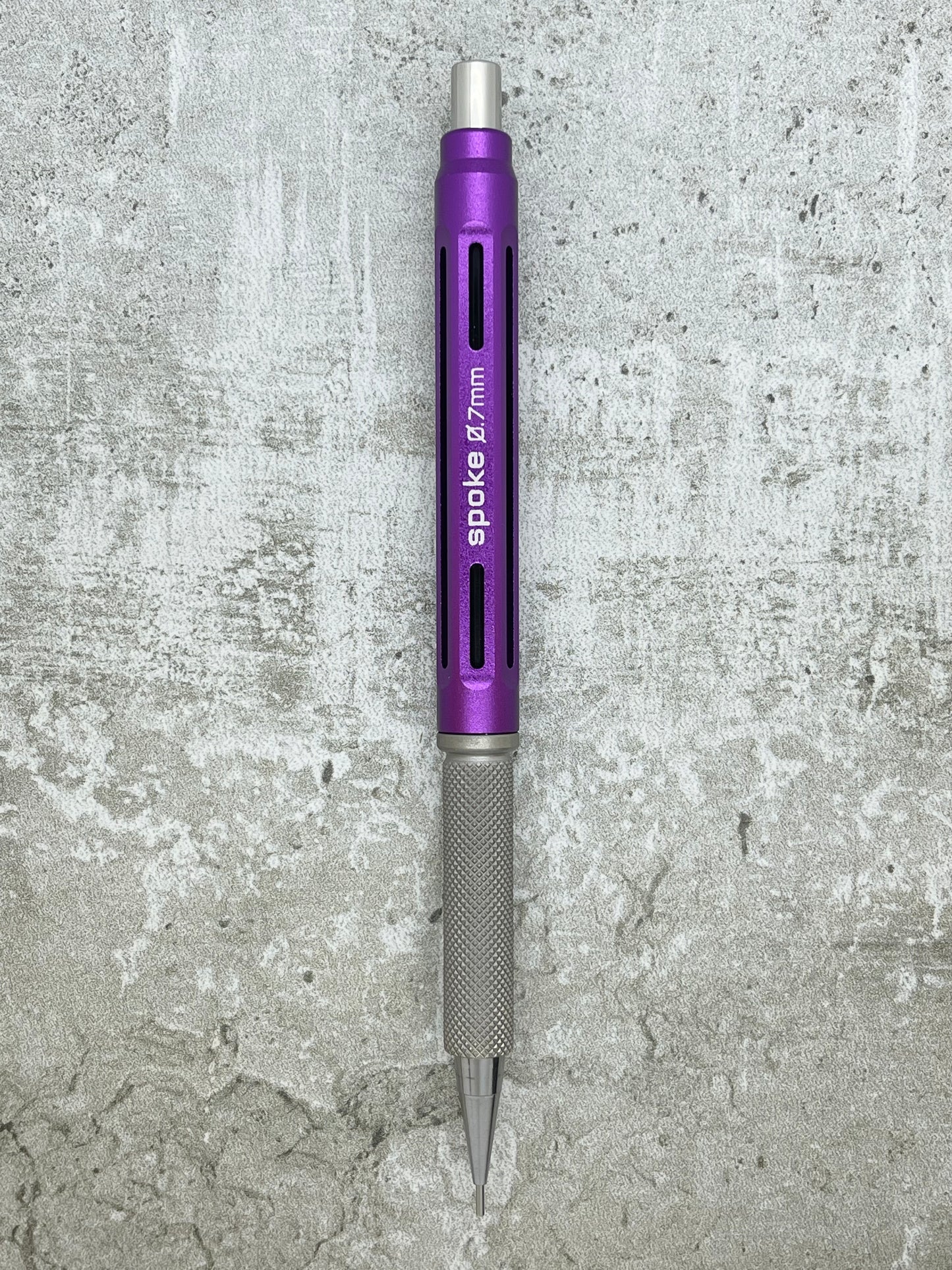 Model 4 / Knurled Grip, Matte Titanium