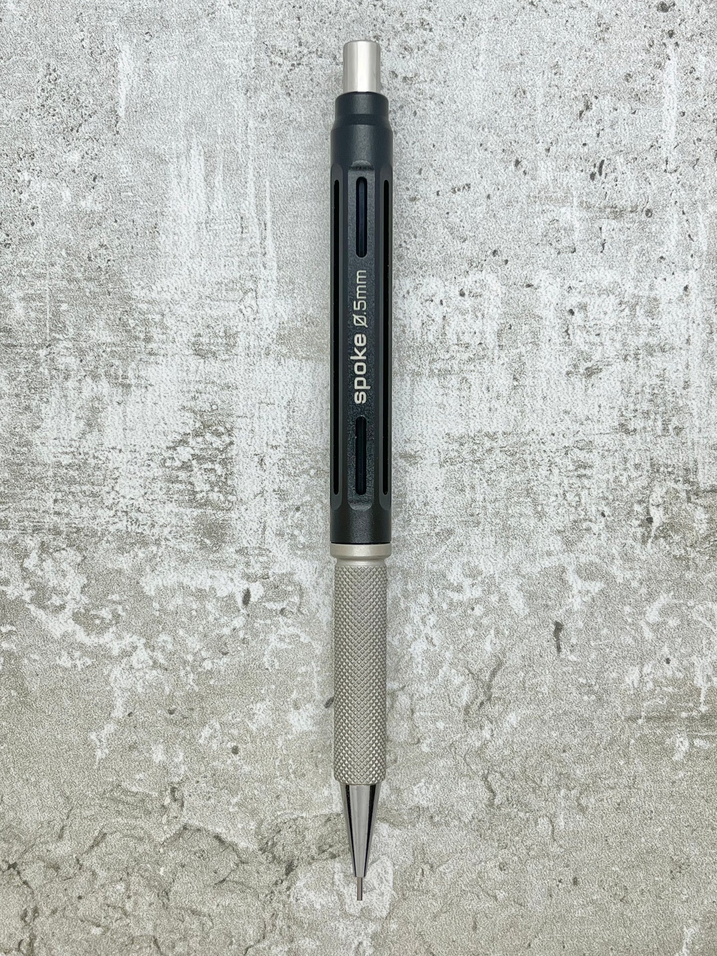 Model 4 / Knurled Grip, Matte Titanium