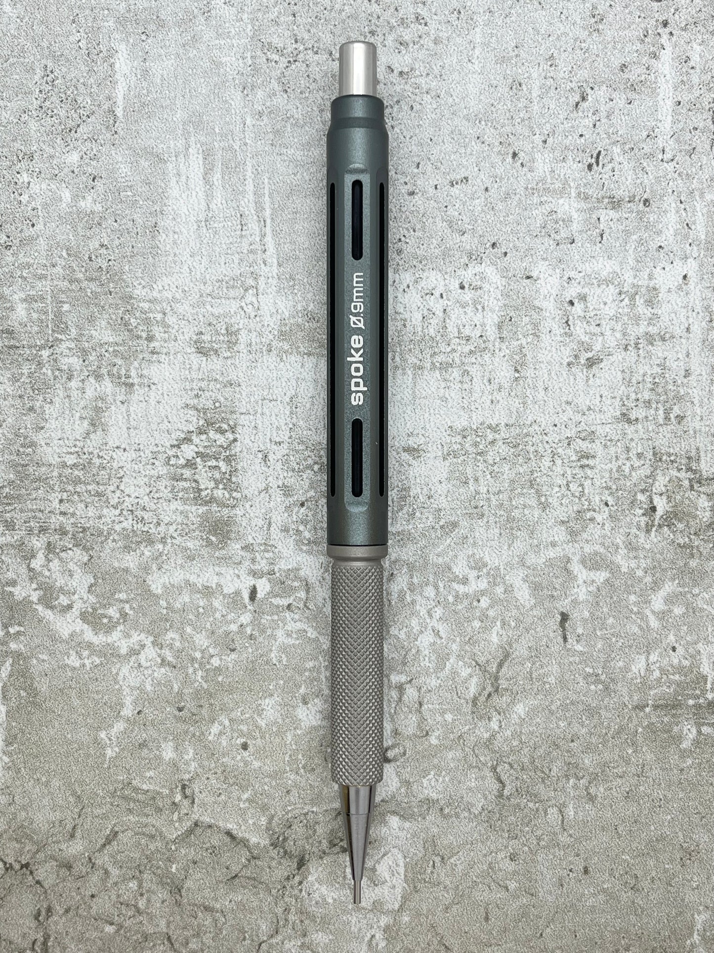 Model 4 / Knurled Grip, Matte Titanium