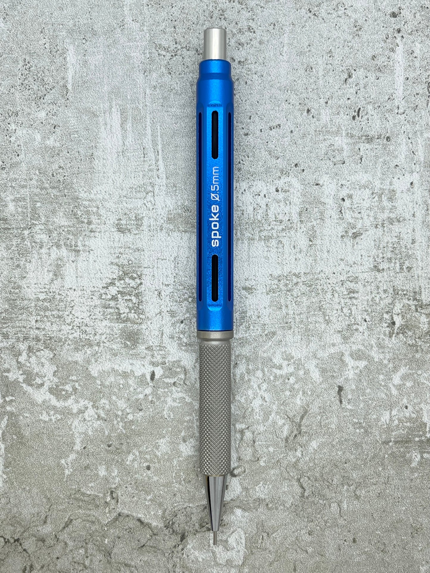 Model 4 / Knurled Grip, Matte Titanium