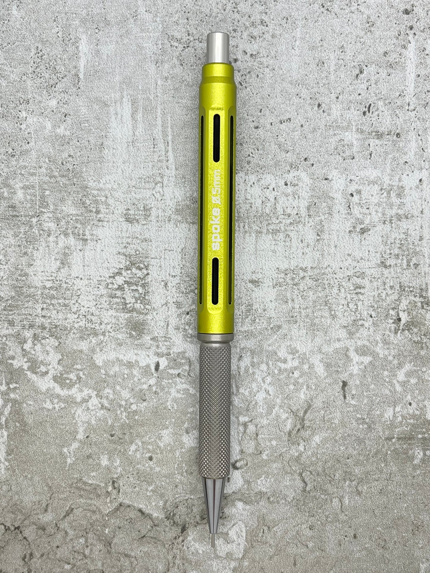 Model 4 / Knurled Grip, Matte Titanium