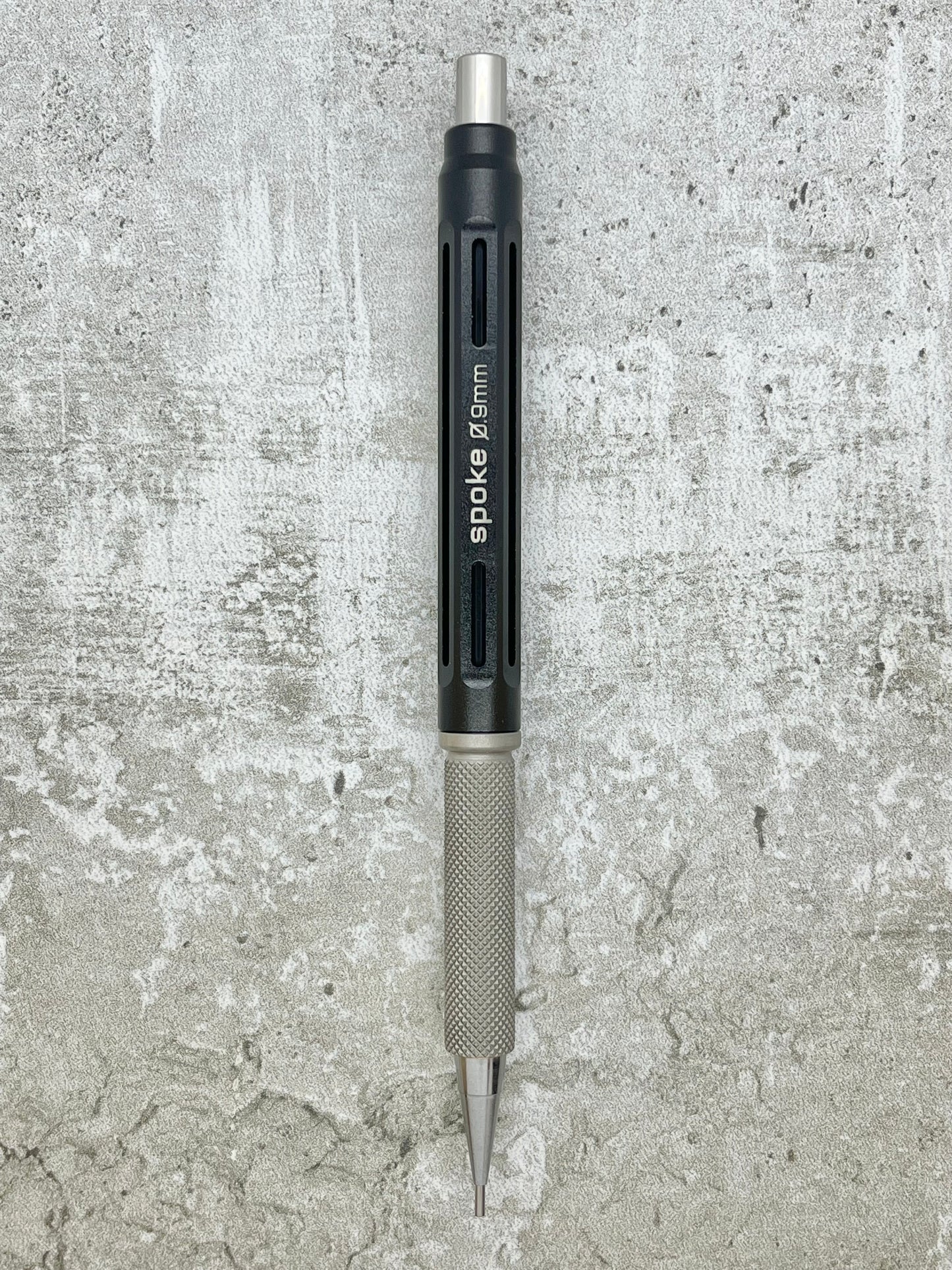 Model 4 / Knurled Grip, Matte Titanium