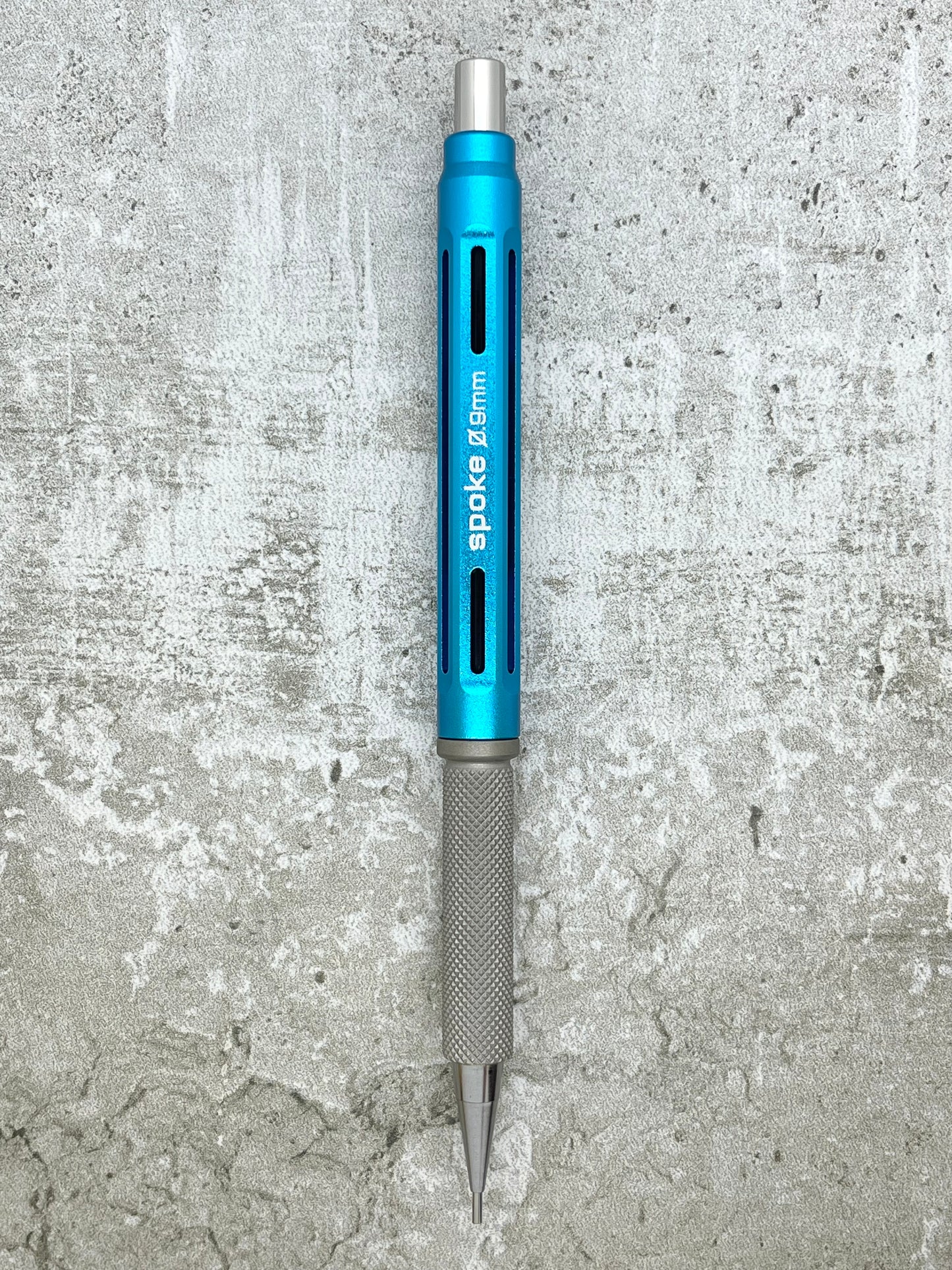 Model 4 / Knurled Grip, Matte Titanium