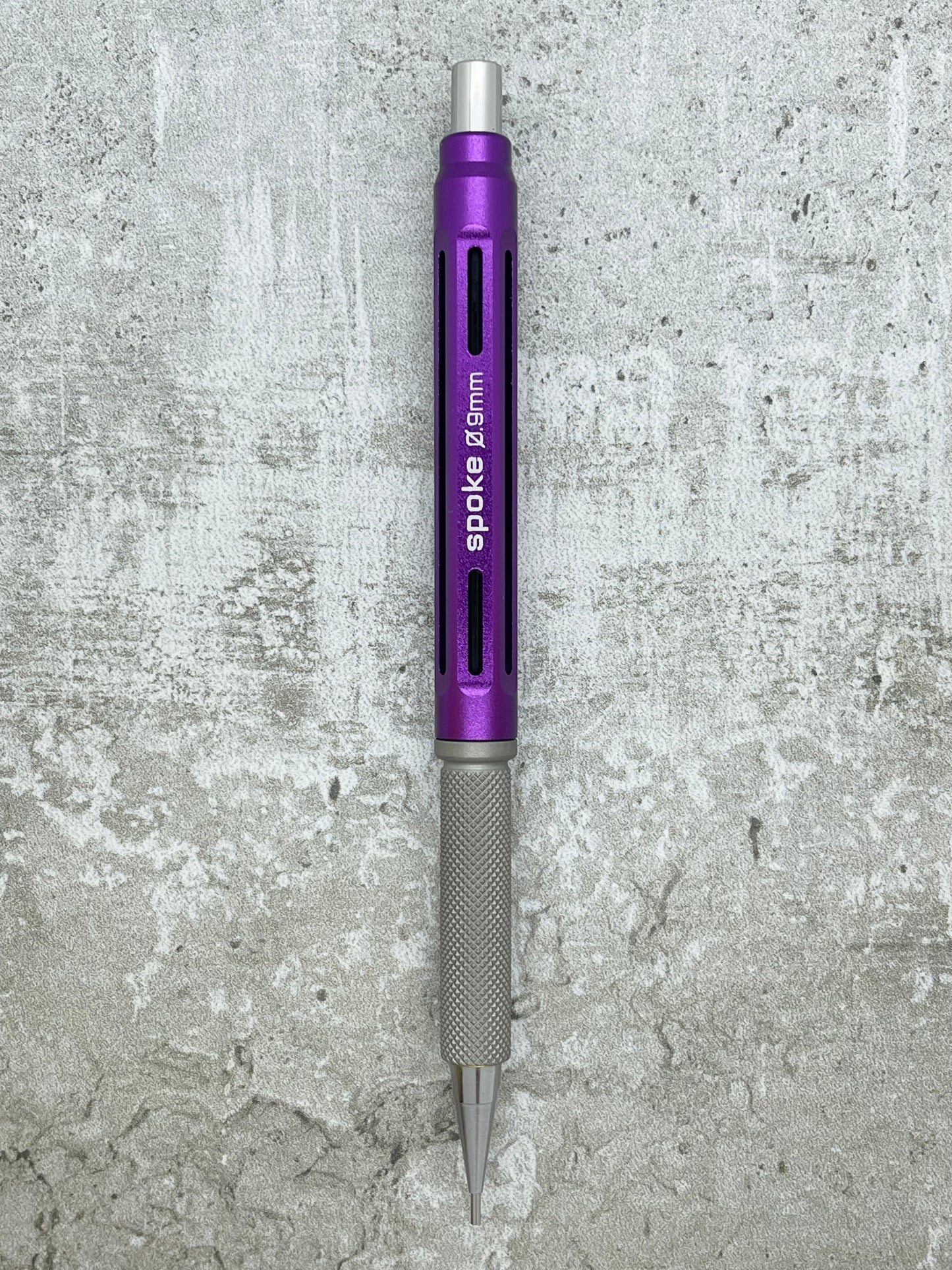 Model 4 / Knurled Grip, Matte Titanium