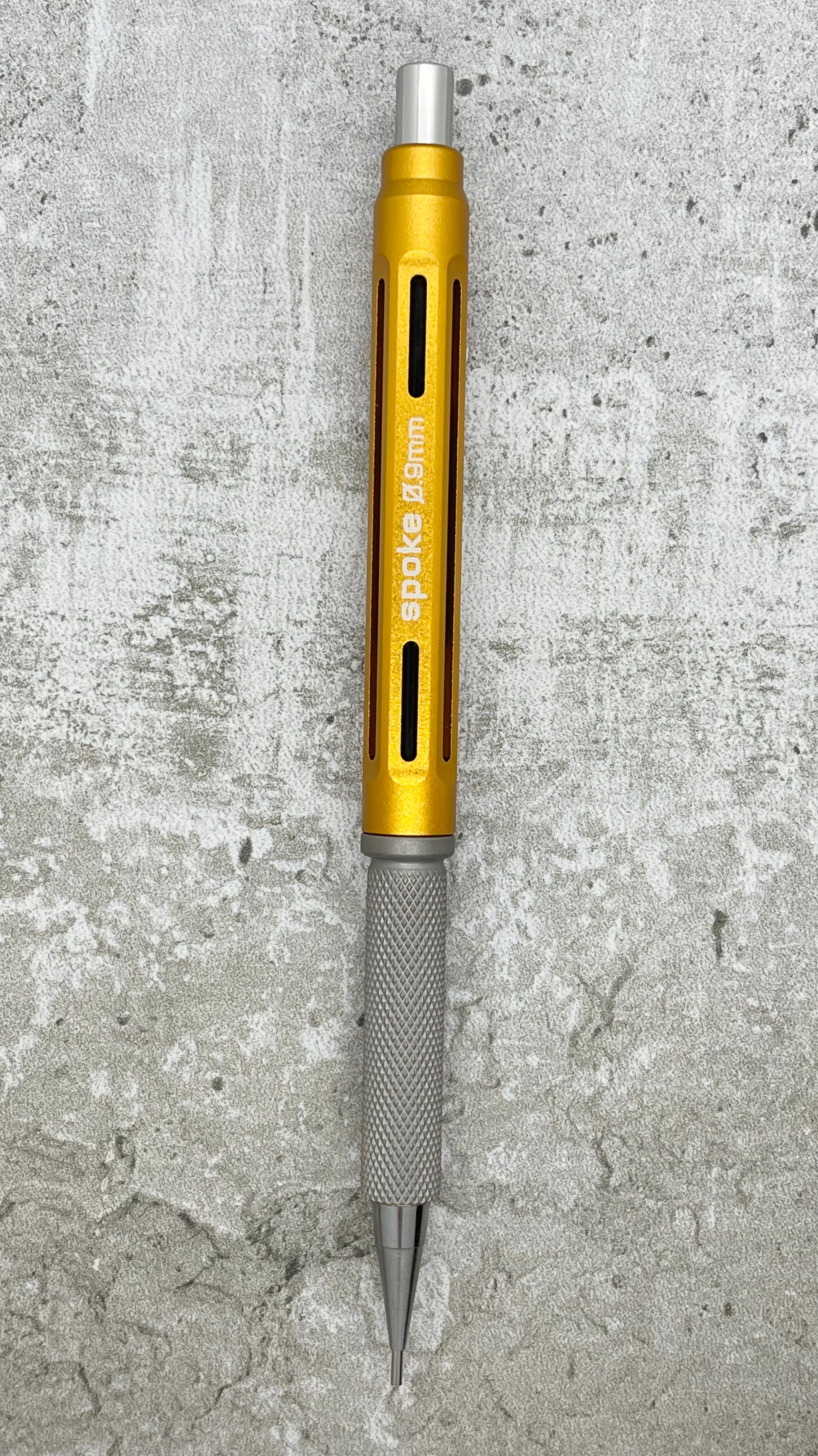 Model 4 / Knurled Grip, Matte Titanium – Spoke Design
