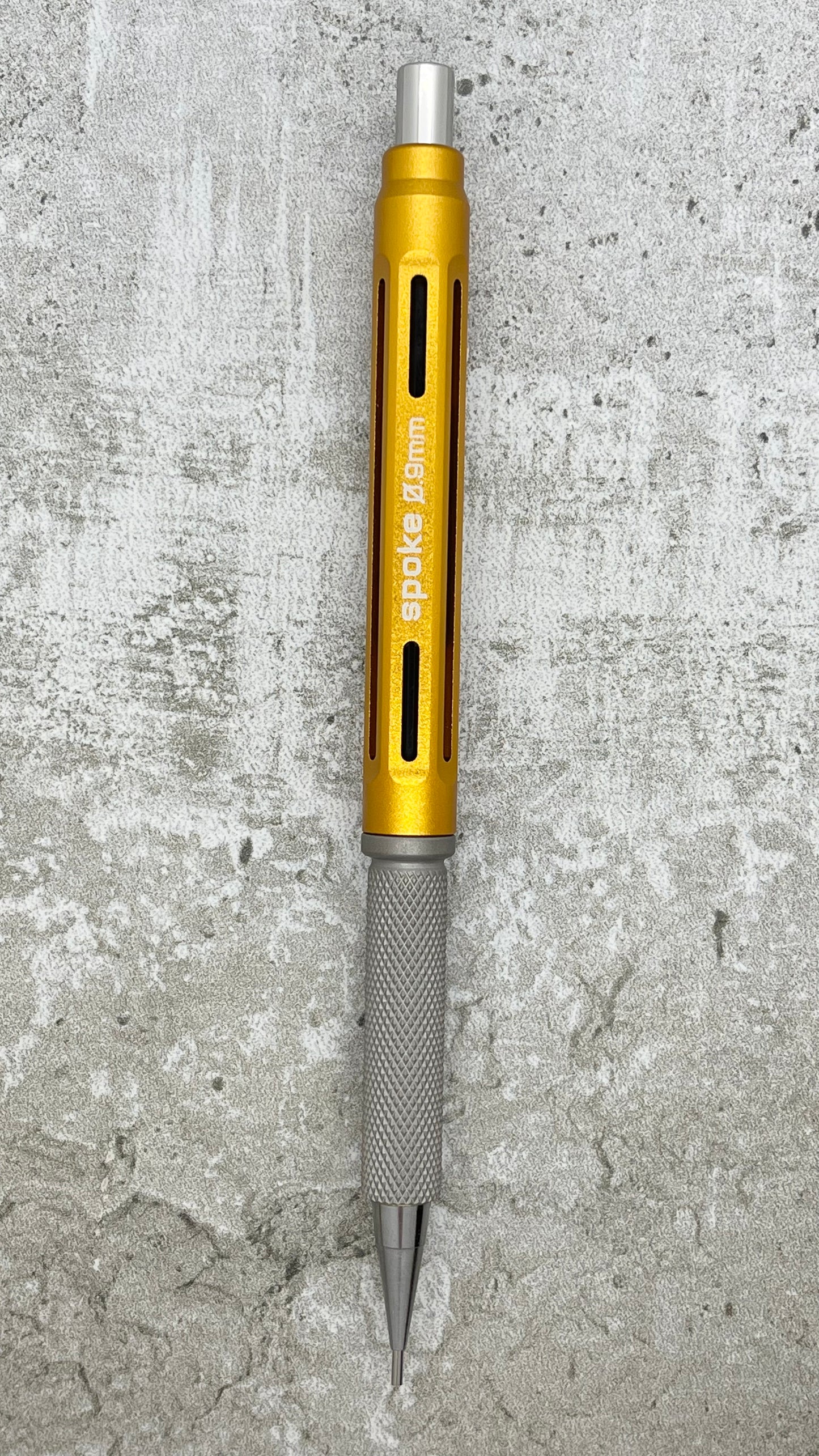 Model 4 / Knurled Grip, Matte Titanium