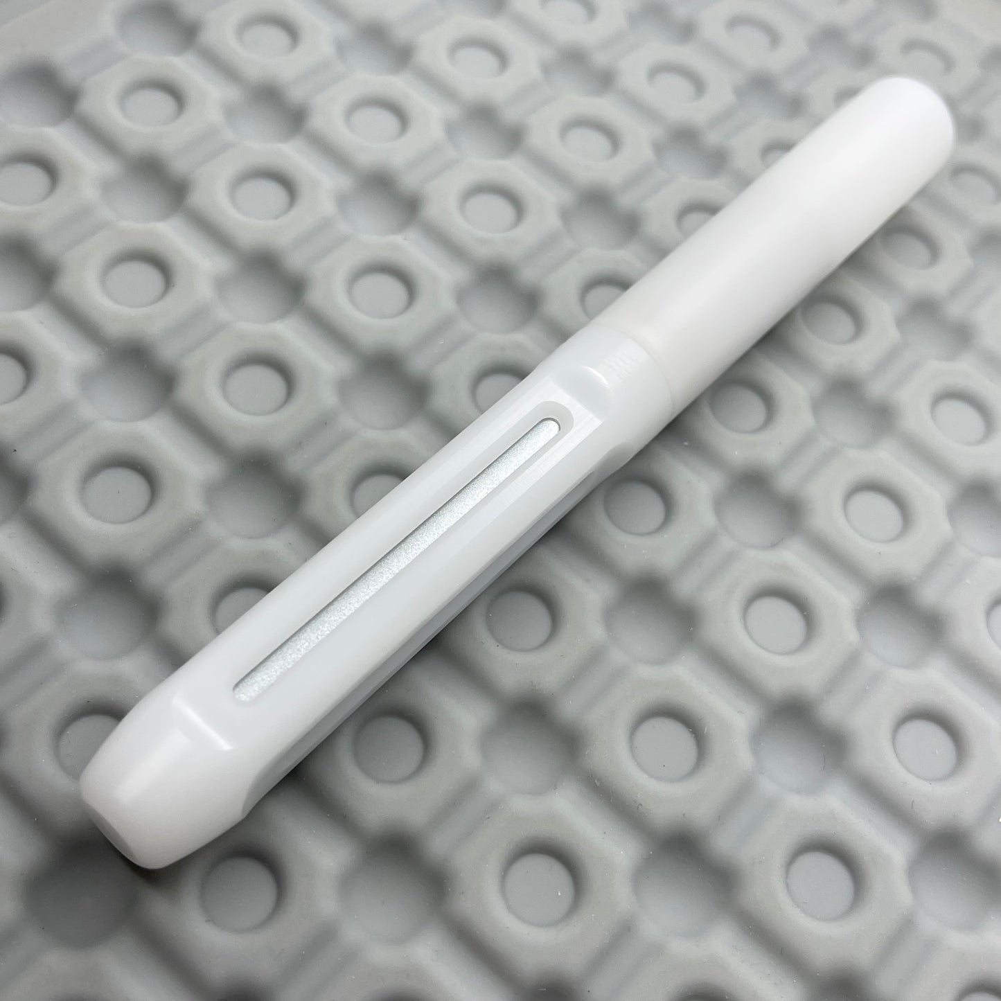 Icon Poly prototype / White